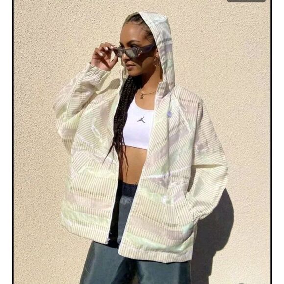 Nike Earth Day Womens Oversized Jacket Cream XL Windrunner Full Zip Hooded - Picture 1 of 10